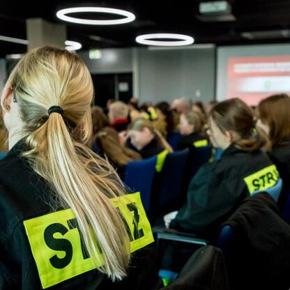 Młodzieżowe Drużyny Pożarnicze Śląska na Kongresie Rozwojowym. (wygenerowano przez AI)