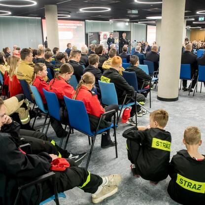 Konferencja rozwojowa dla młodych strażaków w Superauto.pl Stadion Śląskiego. (wygenerowano przez AI)
