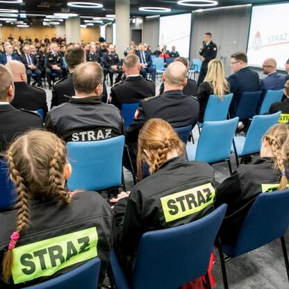 Konferencja Straży Pożarnej w Superauto.pl Stadion Śląskiego, gdzie młodzi strażacy rozwijają umiejętności i integrują się w środowisku. (wygenerowano przez AI)