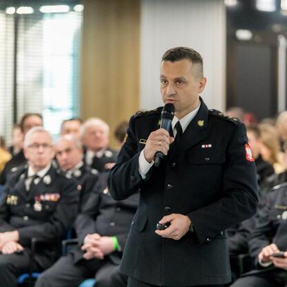 Grzegorz Boski, wicemarszałek Województwa Śląskiego, przemawia na Kongresie Rozwojowym Młodzieżowych Drużyn Pożarniczych. (wygenerowano przez AI)