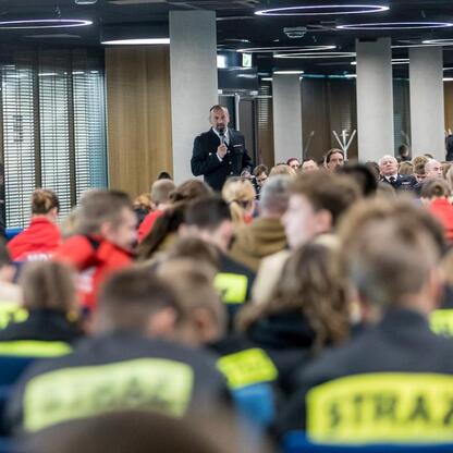 Konferencja w Superauto.pl Stadion Śląski: młodzi strażacy i oficjalni goście uczestniczą w Kongresie Rozwojowym. (wygenerowano przez AI)