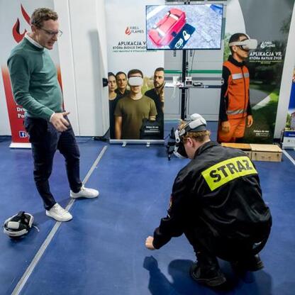 W konferencji na Superauto.pl Stadion Śląskie uczestniczyli młodzi strażacy w szkoleniu VR. (wygenerowano przez AI)