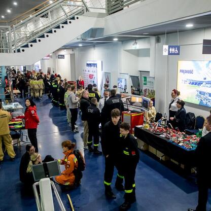 Zdjęcie przedstawia trzecią edycję Kongresu Rozwojowego Młodzieżowych Drużyn Pożarniczych Województwa Śląskiego na Superauto.pl Stadium. Uczestnicy, w tym sekretarz stanu Henryk Kiepura, wicemarszałek (wygenerowano przez AI)