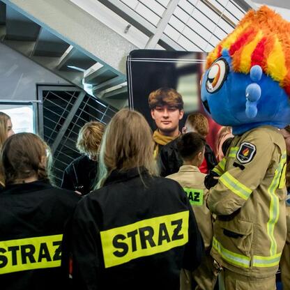 W trzeciej edycji Kongresu Rozwojowego Młodzieżowych Drużyn Pożarniczych w Superauto.pl Stadium, młodzi strażacy w kurtkach 
