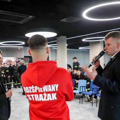 Konferencja rozwijająca młodych strażaków w Superauto.pl Stadium Śląsk. (wygenerowano przez AI)