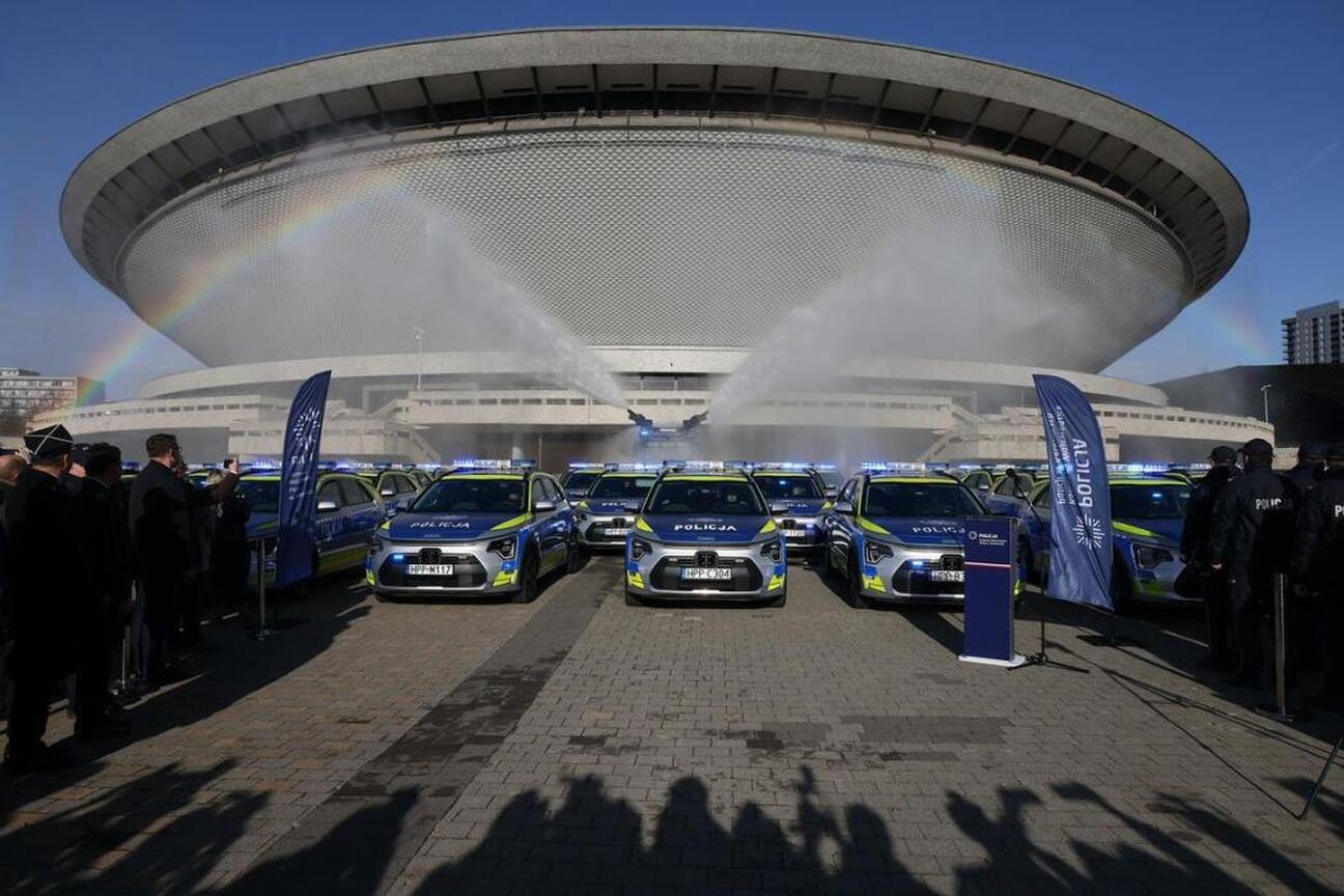 72 nowe hybrydowe radiowozy Kia Niro Hybrid dla śląskiej policji, uroczyste przekazanie przed Spodekiem. (wygenerowano przez AI)