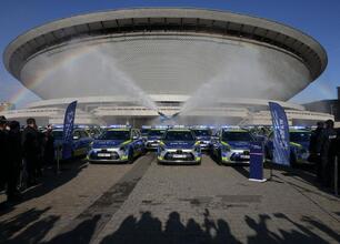 72 nowe hybrydowe radiowozy Kia Niro Hybrid dla śląskiej policji, uroczyste przekazanie przed Spodekiem. (wygenerowano przez AI)