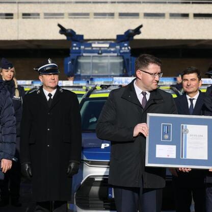 Przekazanie nowych radiowozów dla śląskiej policji, uroczystość z udziałem Rafała Adamczyka. (wygenerowano przez AI)