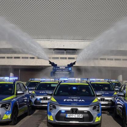 72 nowe hybrydowe radiowozy Kia Niro Hybrid w Katowicach. Uroczystość z udziałem Silesia. (wygenerowano przez AI)