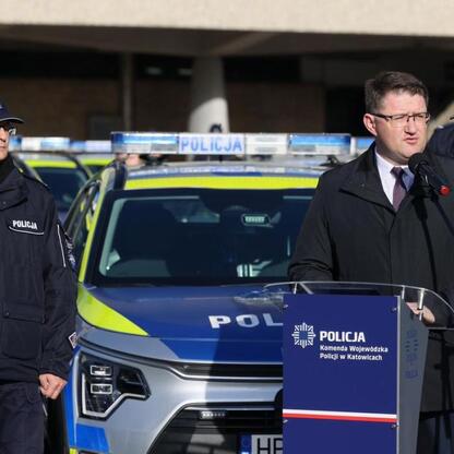 Nowoczesne hybrydowe radiowozy dla śląskiej policji. Uroczystość w Katowicach. (wygenerowano przez AI)