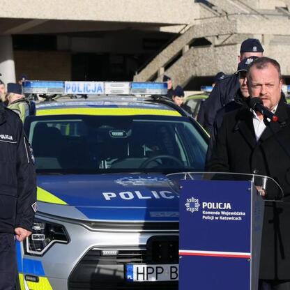Nowe hybrydowe radiowozy dla śląskiej policji, uroczyste przekazanie przed Spodkiem. (wygenerowano przez AI)