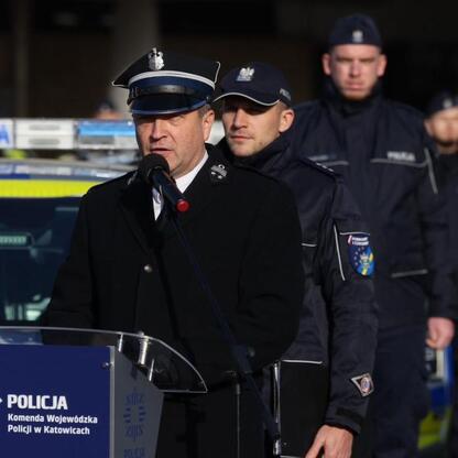 Uroczystość przekazania 72 nowych radiowozów dla śląskiej policji. (wygenerowano przez AI)