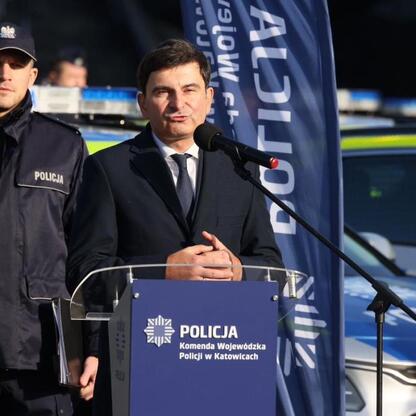 Uroczystość przekazania 72 nowych hybrydowych radiowozów dla śląskiej policji. (wygenerowano przez AI)