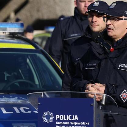 Nowoczesne radiowozy hybrydowe dla śląskiej policji. Uroczystość w Katowicach. (wygenerowano przez AI)