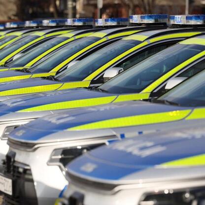 72 nowe hybrydowe radiowozy Kia Niro Hybrid dla śląskiej policji. (wygenerowano przez AI)