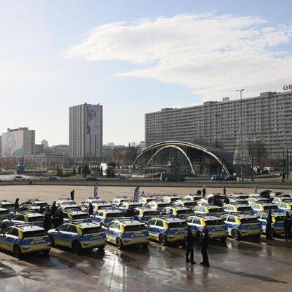 Nowe hybrydowe radiowozy Kia Niro Hybrid dla śląskiej policji. Uroczyste przekazanie w Katowicach. (wygenerowano przez AI)