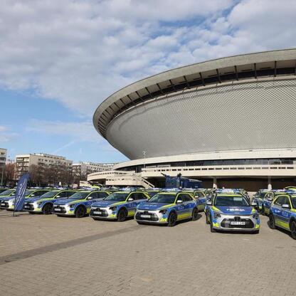 Nowoczesne hybrydowe radiowozy Kia Niro Hybrid w Katowicach, przedstawione przed Spodekiem. (wygenerowano przez AI)