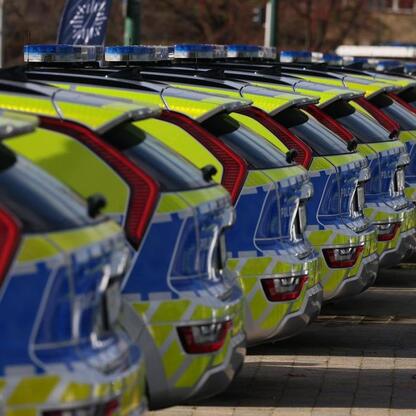 72 nowe hybrydowe radiowozy Kia Niro Hybrid dla śląskiej policji. (wygenerowano przez AI)