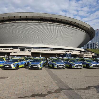 72 nowe hybrydowe radiowozy Kia Niro Hybrid dla śląskiej policji, uroczyste przekazanie przed Spodekiem. (wygenerowano przez AI)