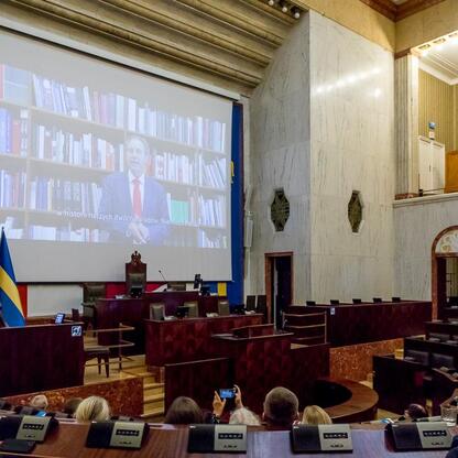 Konferencja w Sali Sejmu Śląskiego, upamiętniająca 60. rocznicę listu polskich biskupów do niemieckich. Publikacja i dyskusja o pojednaniu i europejskiej unii. (wygenerowano przez AI)