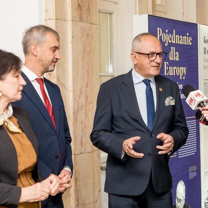 Konferencja w Sali Sejmu Śląskiego, uczczenie 60. rocznicy listu polskich biskupów do niemieckich. Dyskusja o pojednaniu dla Europy. (wygenerowano przez AI)