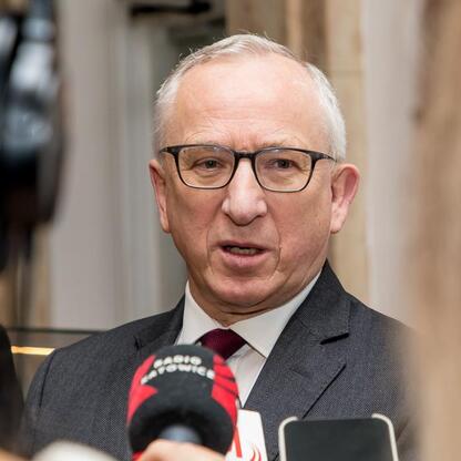 Na konferencji w Sali Sejmu Śląskiego mąż w garniturze przemawia do mikrofonu z napisem 