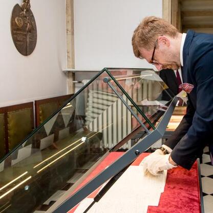 Historyczny dokument na czerwonym poduszku, symbolizujący pojednanie dla Europy. (wygenerowano przez AI)