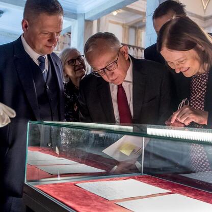Zwiedzanie wystawy historycznych dokumentów w Sali Sejmu Śląskiego. (wygenerowano przez AI)