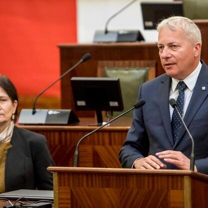 Marszałek Wojciech Saługa przemawia na konferencji 