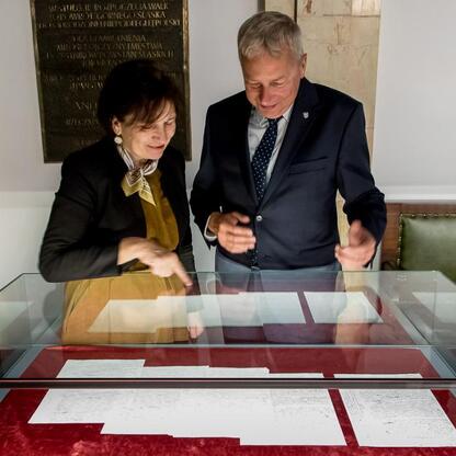 Marszałek Wojciech Saługa i senator Halina Bieda podczas konferencji o pojednaniu w Sali Sejmu Śląskiego. (wygenerowano przez AI)