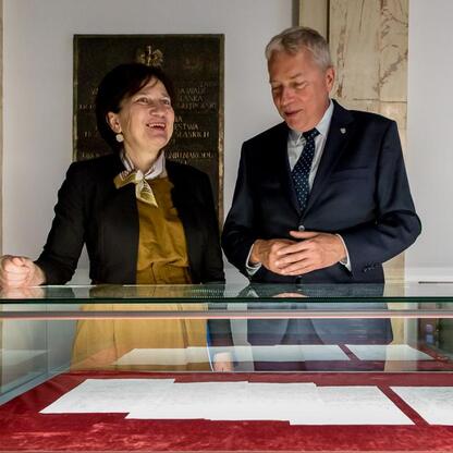 Wojciech Saługa i Halina Bieda w Sali Sejmu Śląskiego podczas konferencji o pojednaniu. (wygenerowano przez AI)