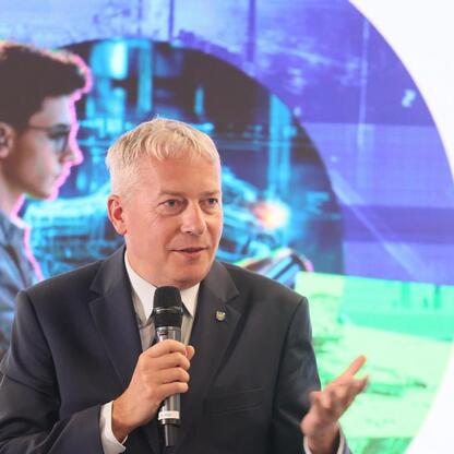 Marszałek Wojciech Saługa przemawia na konferencji o potencjale Śląska jako centrum przemysłu obronnego. (wygenerowano przez AI)