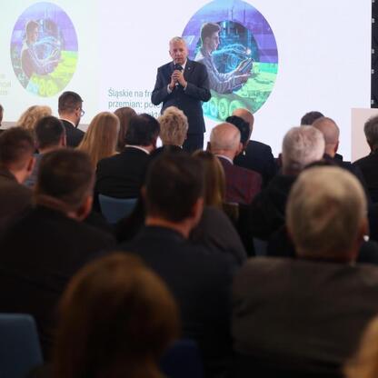 Marszałek Wojciech Saługa przemawia na konferencji o potencjale regionu w sektorze obronnym. (wygenerowano przez AI)