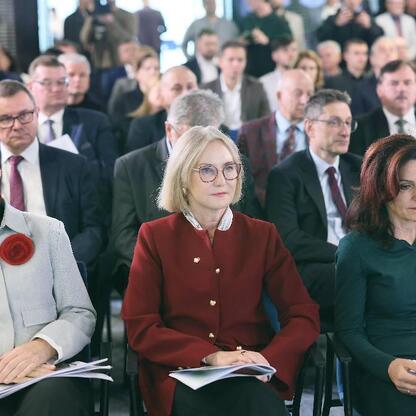 Zebrała się grupa ekspertów i przedstawicieli samorządów na dyskusji o potencjale Śląska jako centrum przemysłu obronnego. (wygenerowano przez AI)