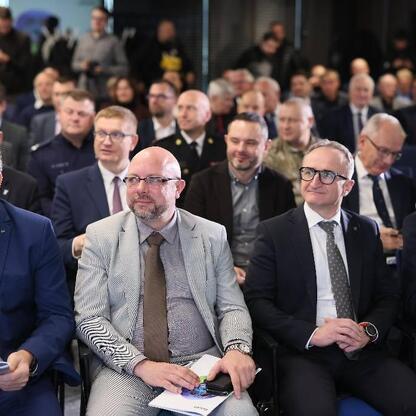 Grzegorz Boski, wicemarszałek województwa śląskiego, podczas oficjalnej prezentacji raportu o potencjale regionu w sektorze obronnym. (wygenerowano przez AI)