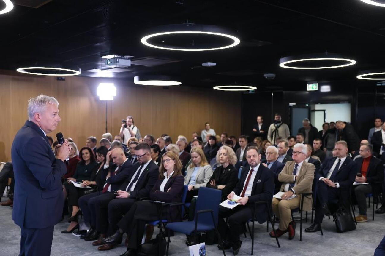 Wojciech Saługa, Marszałek Województwa Śląskiego, prowadzi dyskusję o roli regionu w przemyśle obronnym. (wygenerowano przez AI)
