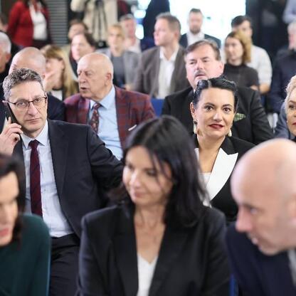 Grupa przedstawicieli uczestniczy w oficjalnej prezentacji raportu o potencjale regionu w sektorze obronnym. (wygenerowano przez AI)