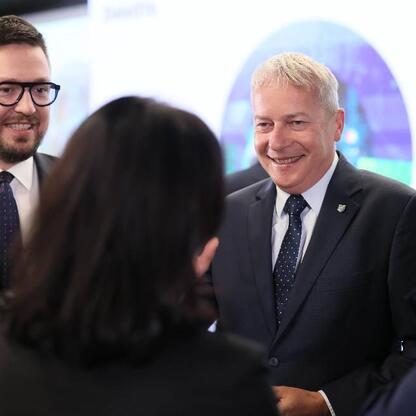 Wojciech Saługa, Marszałek Województwa Śląskiego, prowadzi dyskusję o roli regionu w przemyśle obronnym. (wygenerowano przez AI)