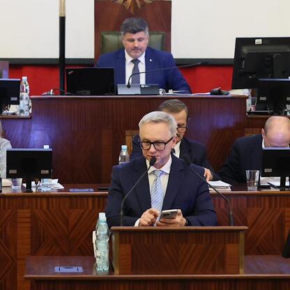 Sesja Sejmiku Województwa Śląskiego, dyskusja nad zmianami w budżecie i finansach regionu. (wygenerowano przez AI)