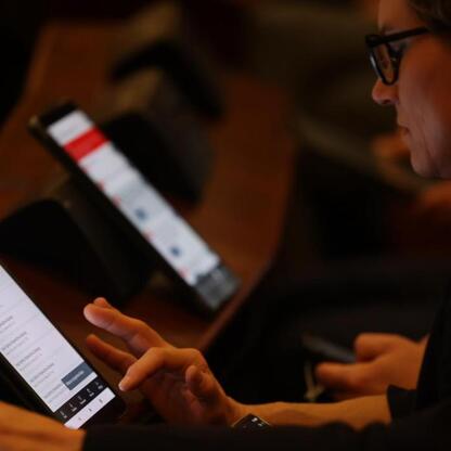 Grupa ludzi omawia na spotkaniu Sejmiku Województwa Śląskiego, skupiając się na treści strony internetowej. (wygenerowano przez AI)