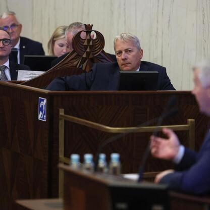 Formalna sesja Sejmiku Województwa Śląskiego, dyskusje finansowe i administracyjne. (wygenerowano przez AI)
