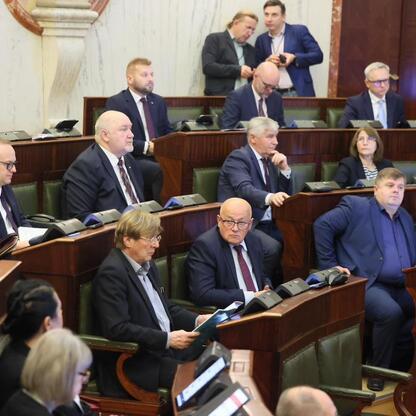 Formalna sesja Sejmiku Województwa Śląskiego, gdzie radni omawiają finansowe i organizacyjne sprawy regionu. (wygenerowano przez AI)