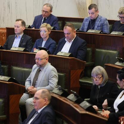 Formalne posiedzenie Sejmiku Województwa Śląskiego, gdzie radni omawiają finansowe i organizacyjne sprawy. (wygenerowano przez AI)