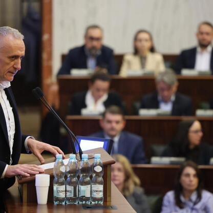Wicemarszałek Leszek Pietraszek przemawia na sesji Sejmiku Województwa Śląskiego. (wygenerowano przez AI)