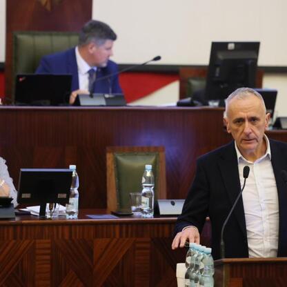 Wicemarszałek Leszek Pietraszek koordynuje obrady Sejmiku Województwa Śląskiego, gdzie radni omawiają i głosują nad zmianami w budżecie i finansach regionu. (wygenerowano przez AI)