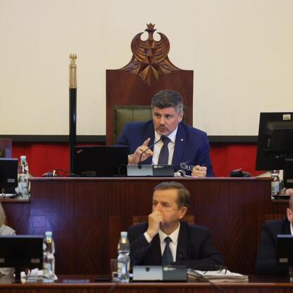 Sesja Sejmiku Województwa Śląskiego, dyskusja nad budżetem i zmianami w statucie. (wygenerowano przez AI)