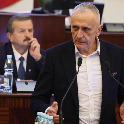 Wicemarszałek Leszek Pietraszek prowadzi sesję Sejmiku Województwa Śląskiego, dyskutując o finansach i organizacji. (wygenerowano przez AI)