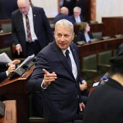 Wojciech Saługa, Marszałek Województwa Śląskiego, przemawia podczas sesji Sejmiku Województwa Śląskiego. (wygenerowano przez AI)