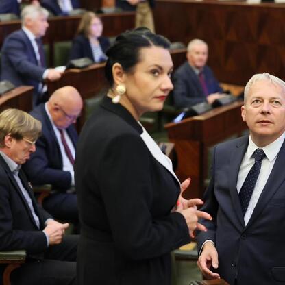 Wojciech Saługa, Marszałek Województwa Śląskiego, prowadzi sesję Sejmiku Województwa Śląskiego. (wygenerowano przez AI)