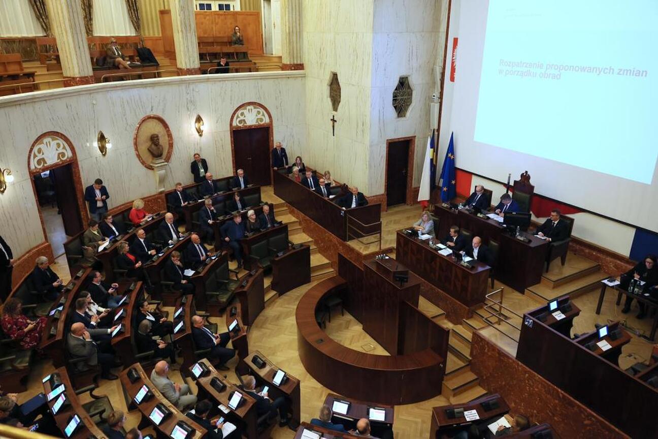 Wizytacja Sejmiku Województwa Śląskiego, gdzie radni omawiają zmiany w budżecie i finansach. (wygenerowano przez AI)